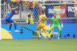 Bóng đá - Video bóng đá Slovakia - Romania: &quot;Thủy chiến&quot; căng thẳng, quả penalty gây tranh cãi (EURO)