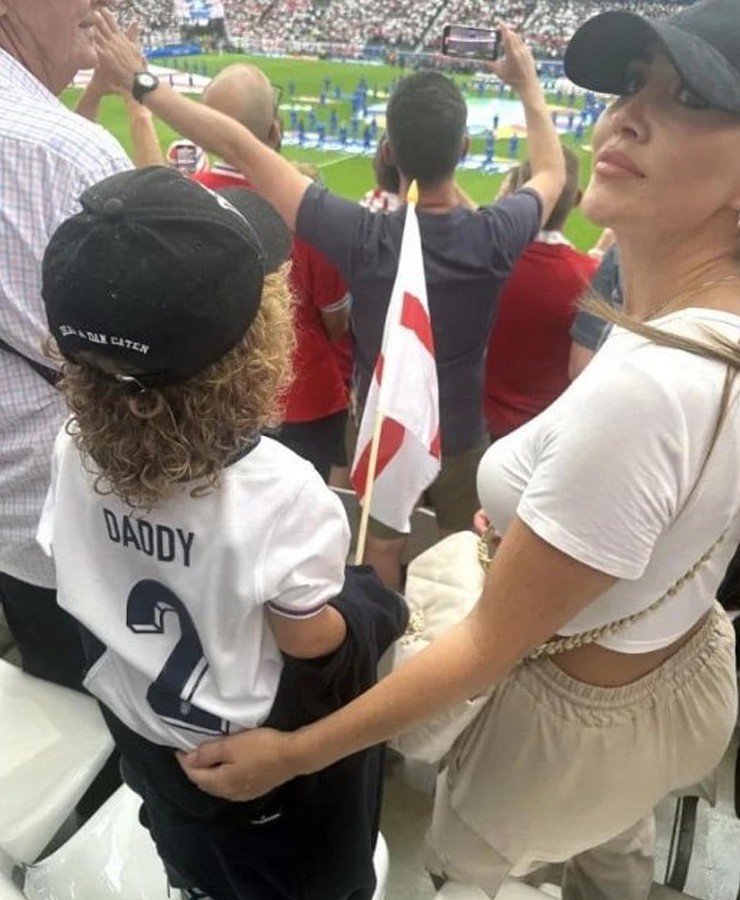 Lauryn Goodman đưa con trai đến sân theo dõi ĐT Anh thi đấu