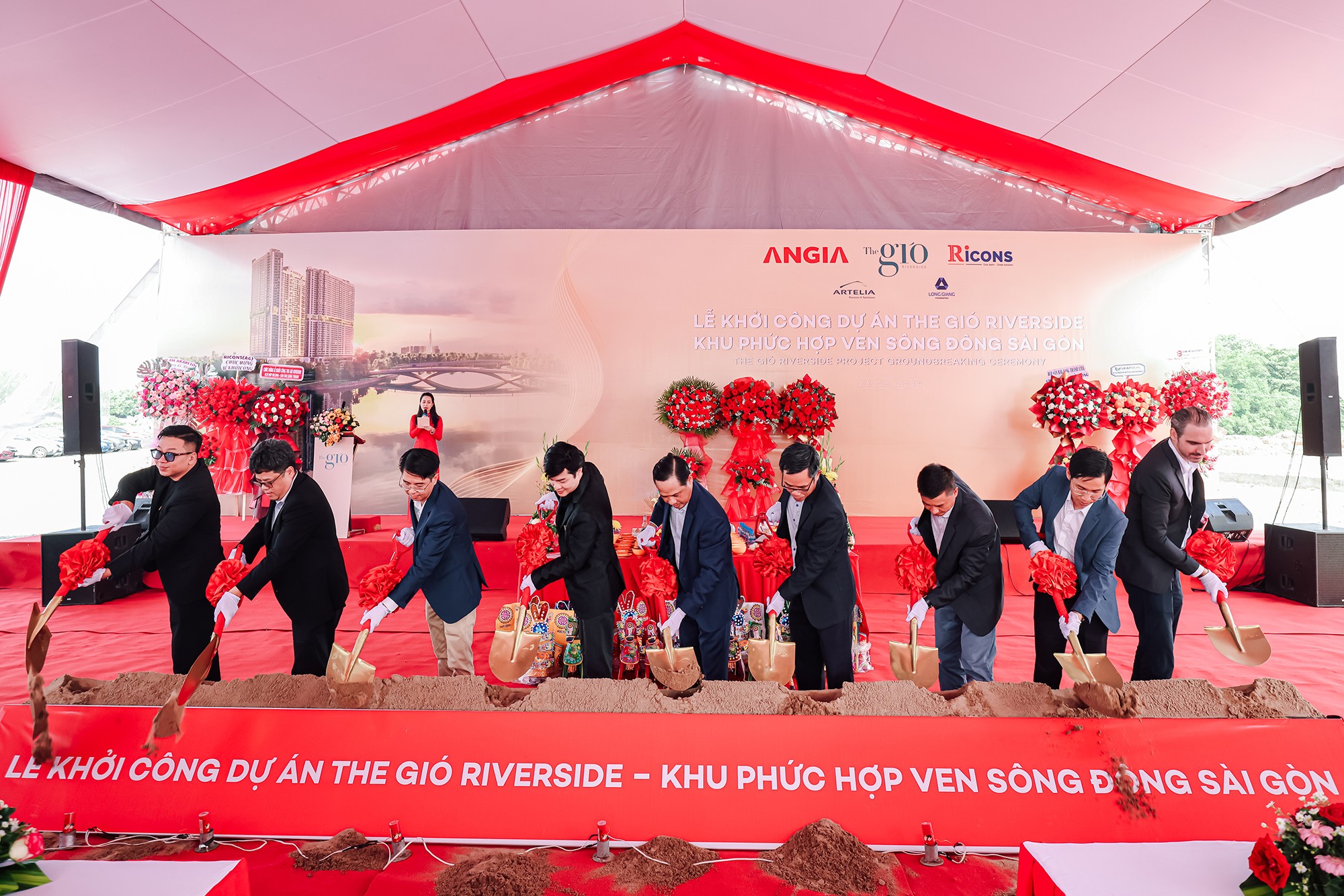 Đại diện An Gia và Ricons thực hiện nghi thức xúc cát động thổ
