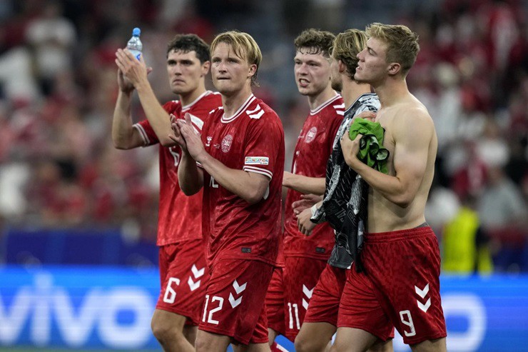 Đan Mạch đứng nhì bảng C nhờ hơn&nbsp;Slovenia chỉ số "fair play"