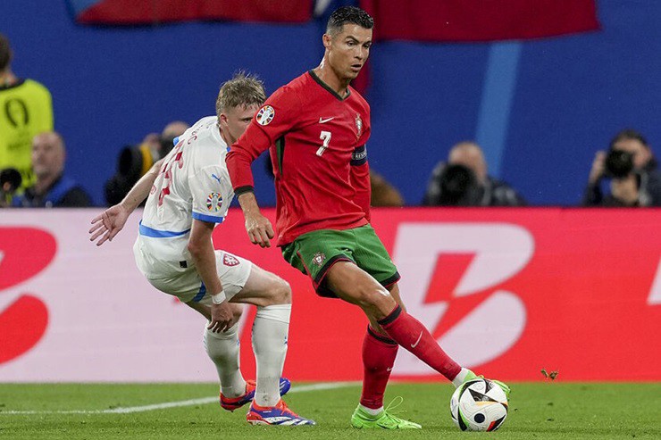 Ronaldo hướng tới bàn thắng đầu tiên và những kỷ lục ở EURO năm nay