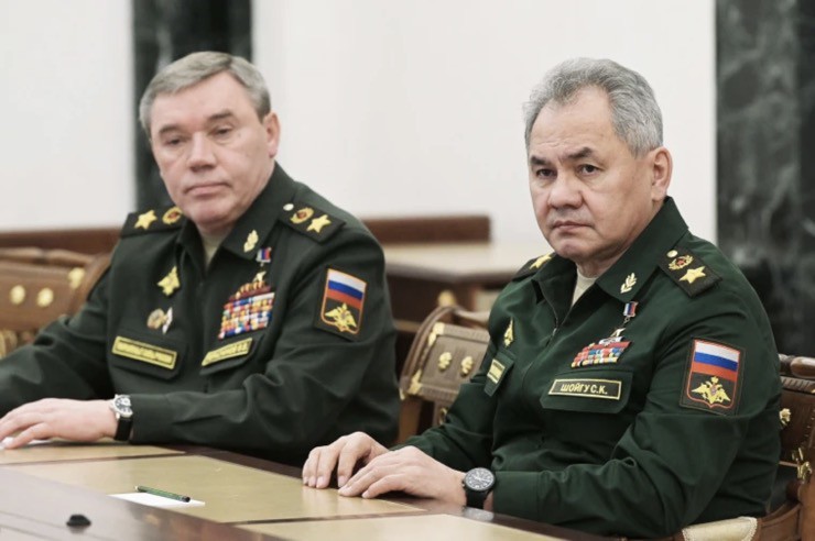 Ông Shoigu (phải) và đại tướng Gerasimov xuất hiện trong một cuộc họp vào ngày 27/2/2022.