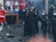 Bóng đá - Nóng EURO: Cảnh sát trấn áp fan cuồng, ĐT Thụy Sĩ bị trộm &quot;ghé thăm&quot;