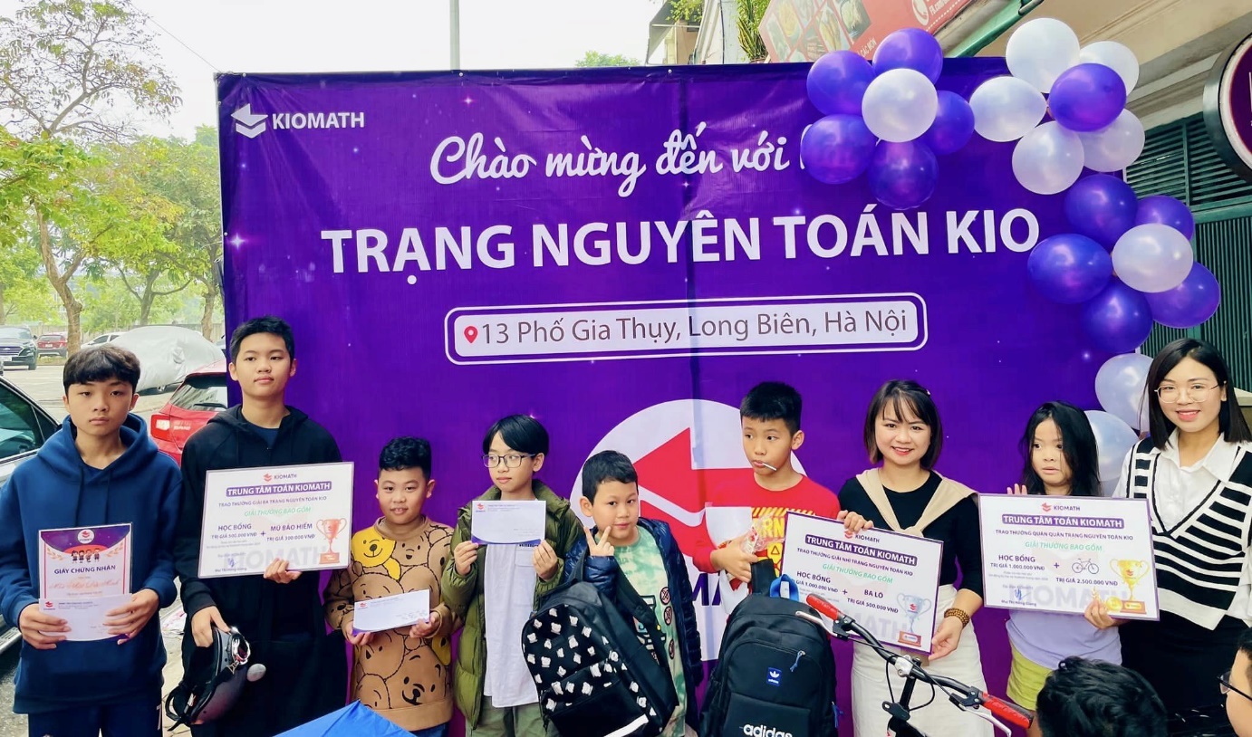 Cô Giang trao giải cho học sinh nhất, nhì, ba trong hội thi Trạng nguyên Toán Kio