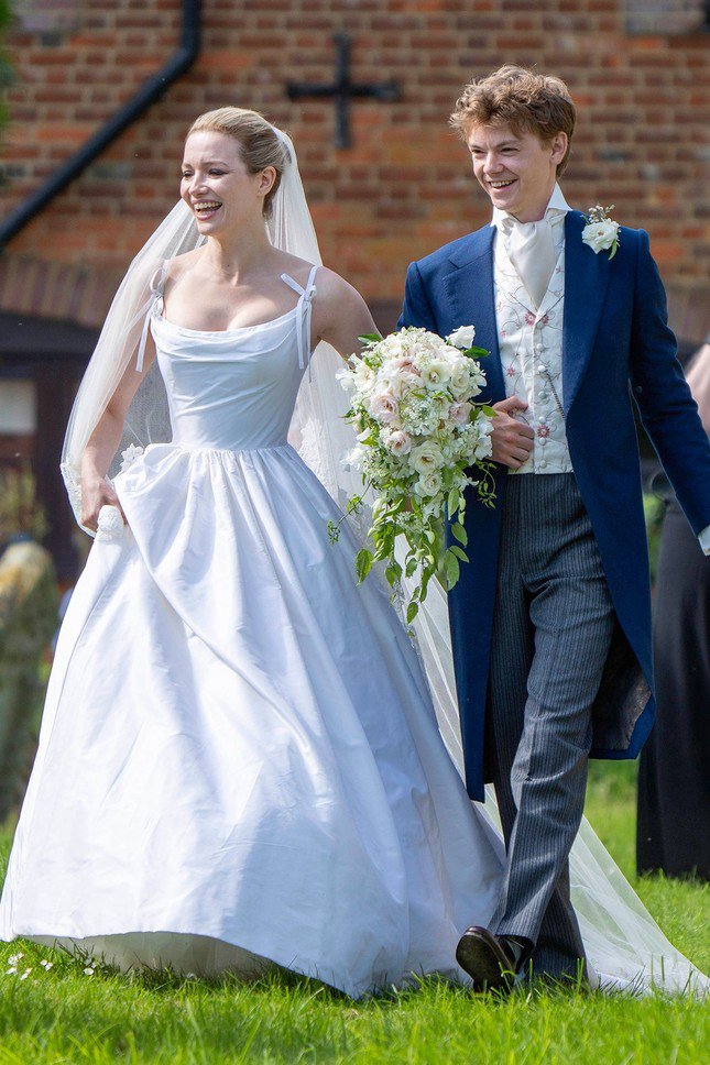 Thomas Brodie-Sangster và Talulah Riley tổ chức hôn lễ tại Anh.