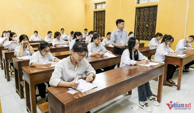 Buổi thi bắt đầu từ 7h30, kéo dài trong 120 phút. Ảnh: Trọng Tùng