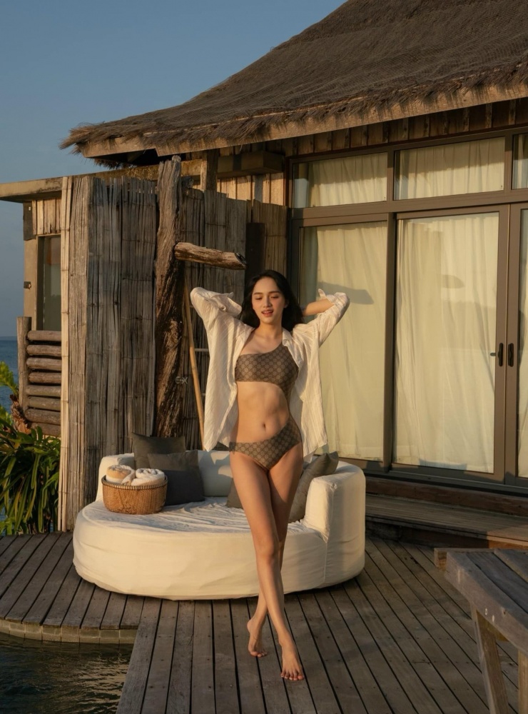 Trong những chuyến đi biển, Hương Giang cũng diện những bộ bikini đến từ thương hiệu lớn.