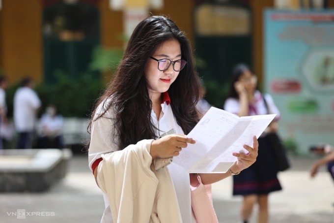 Thí sinh tại TP HCM đi làm thủ tục dự thi chiều 26/6. Ảnh: Quỳnh Trần