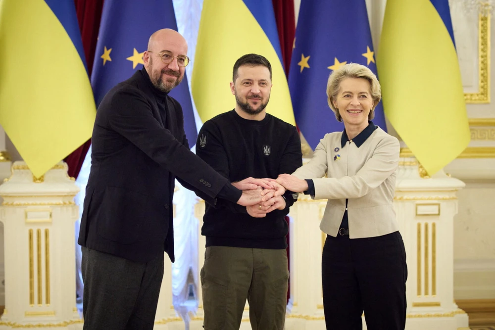 (Từ trái sang) Chủ tịch Hội đồng châu Âu Charles Michel, Tổng thống Ukraine Volodymyr Zelensky, Chủ tịch Ủy ban châu Âu Ursula von der Leyen tại cuộc họp ở thủ đô Kiev (Ukraine) vào tháng 2-2023. Ảnh: REUTERS
