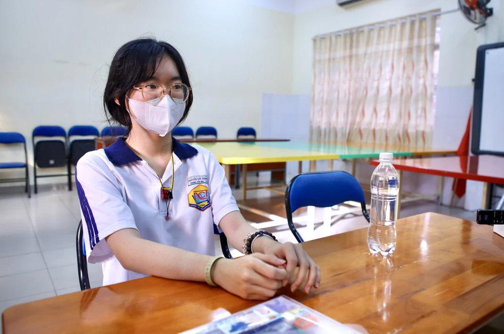 Thí sinh Nguyễn Yến Nhi trong phòng riêng tại điểm thi trường THPT Nguyễn Chí Thanh. Ảnh: NGUYỆT NHI