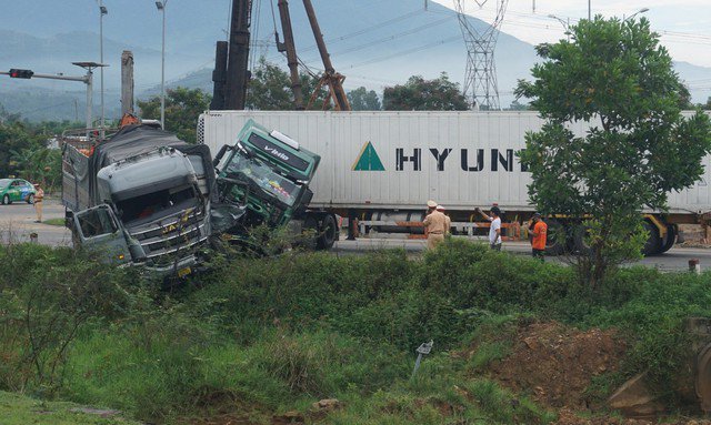 Hiện trường vụ tai nạn khiến đường tránh Nam hầm Hải Vân - Túy Loan ách tắc 1 chiều