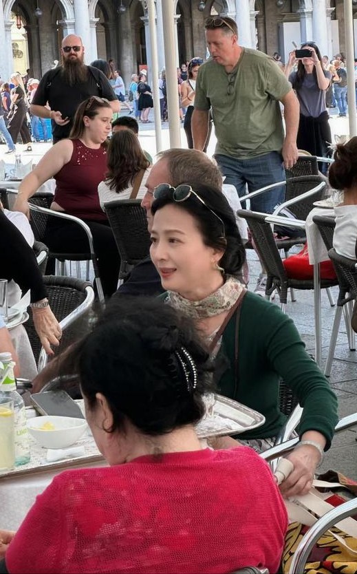 Mẹ Lưu Diệc Phi và bạn. Ảnh: Weibo