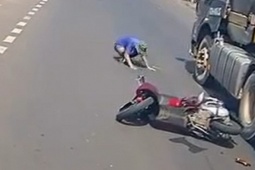 CLIP: Tài xế vái lạy nạn nhân dưới gầm xe đầu kéo