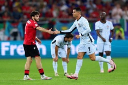 Georgia đánh bại Bồ Đào Nha: “Maradona mới” che mờ Ronaldo, sướng vì được CR7 đổi áo