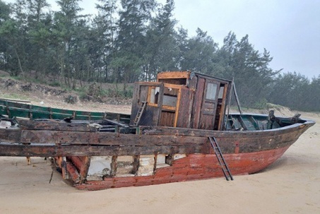 Chiếc "Tàu Ma" Trôi Dạt Vào Bờ biển Quảng Trị Sẽ Bị Tiêu Hủy