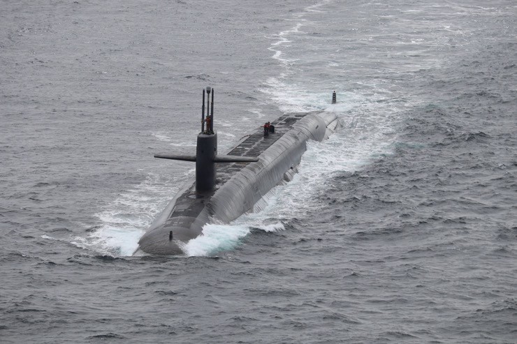 Tàu ngầm hạt nhân&nbsp;USS Tennessee&nbsp;nổi lên ở vùng biển ngoài khơi&nbsp;Na Uy.