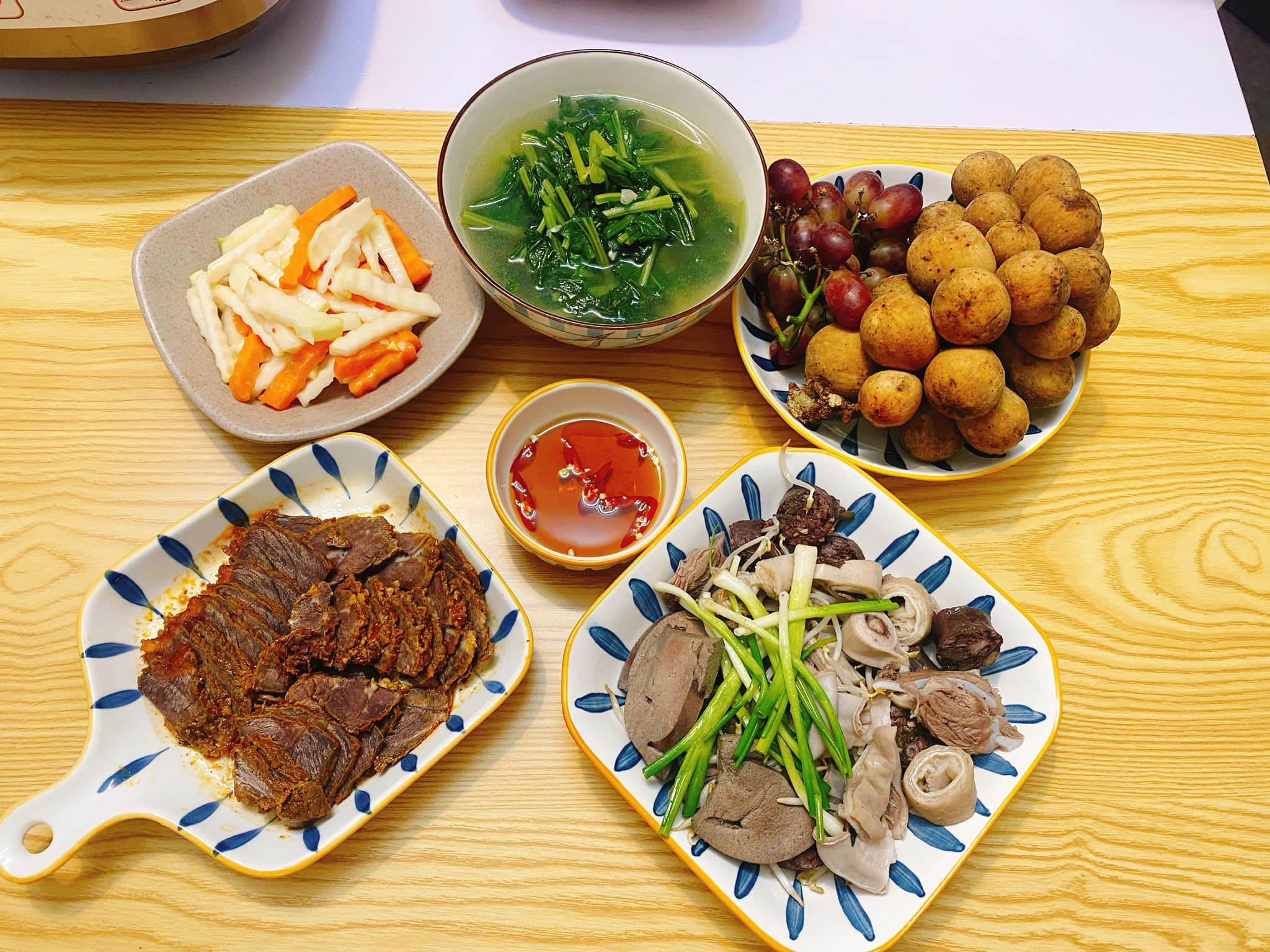 Bò kho - Lòng lợn - Canh rau cải - Dưa món