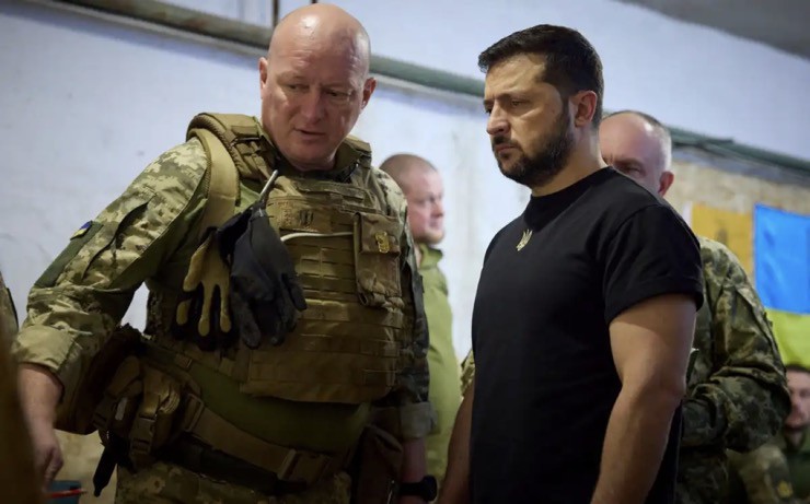 Trung tướng&nbsp;Yuri&nbsp;Sodol (trái), 53 tuổi, cựu Tư lệnh Lực lượng Liên hợp của quân đội Ukraine.