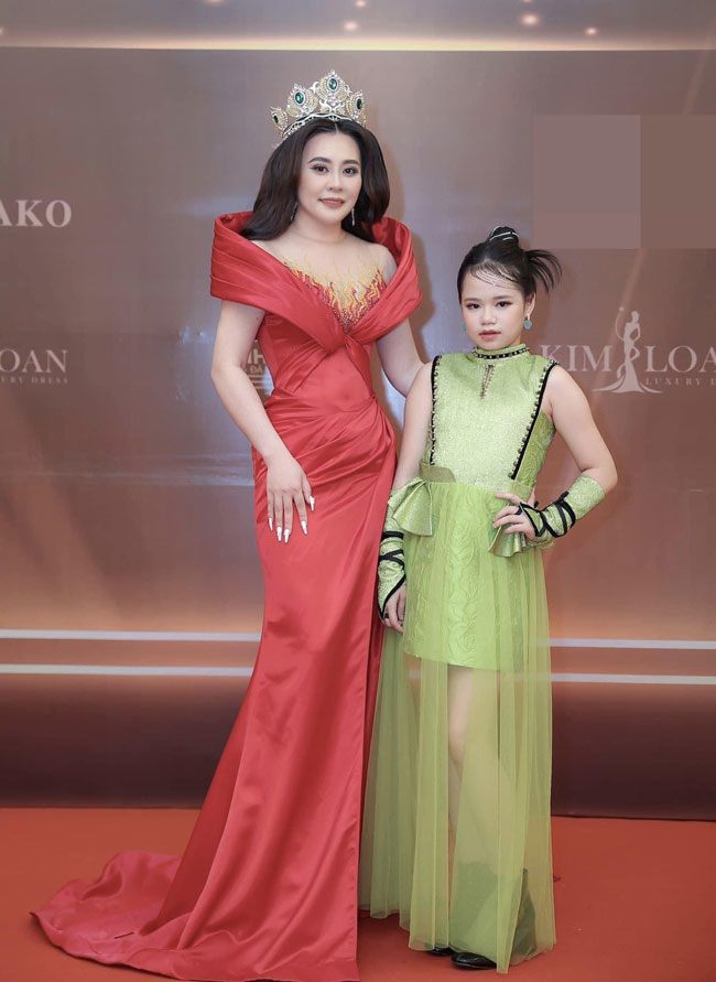 Về phía Phan Kim Oanh, cô bày tỏ: “Việc Hoàng Vân&nbsp;tham gia vào chương trình khiến tôi rất vui. Bởi, tôi xem bé như con gái của mình vậy. Hy vọng sự xuất hiện của bé Hoàng Vân trong chương trình sẽ mang đến làn gió mát lành và nhiều thú vị."