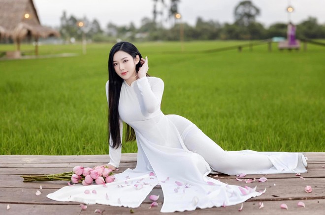 Loạt ảnh diện áo dài trắng của Triệu Vy từng được dân mạng chia sẻ rộng rãi