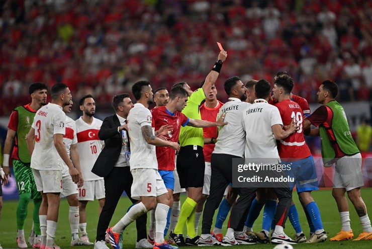Trọng tài phải rút mưa thẻ phạt tới các cầu thủ Thổ Nhĩ Kỳ và CH Séc