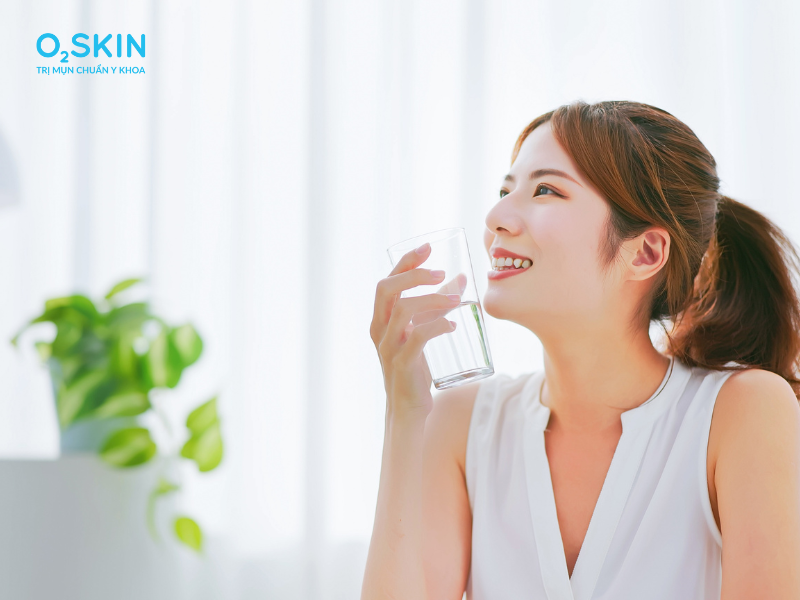 Bạn nên hạn chế tiêu thụ thực phẩm chứa nhiều đường, thay vào đó nên uống đủ nước để có làn da tươi trẻ.