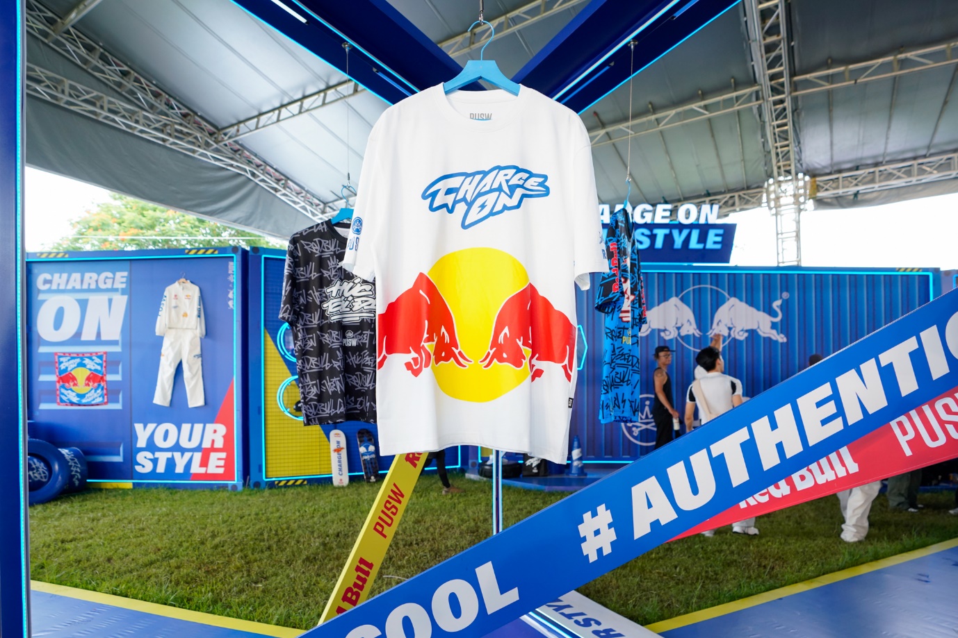 Bộ sưu tập gồm 16 sản phẩm, là thành quả của sự cộng tác giữa sức sáng tạo không mệt mỏi của Việt Max, đội ngũ PUSW và nhãn hàng Red Bull