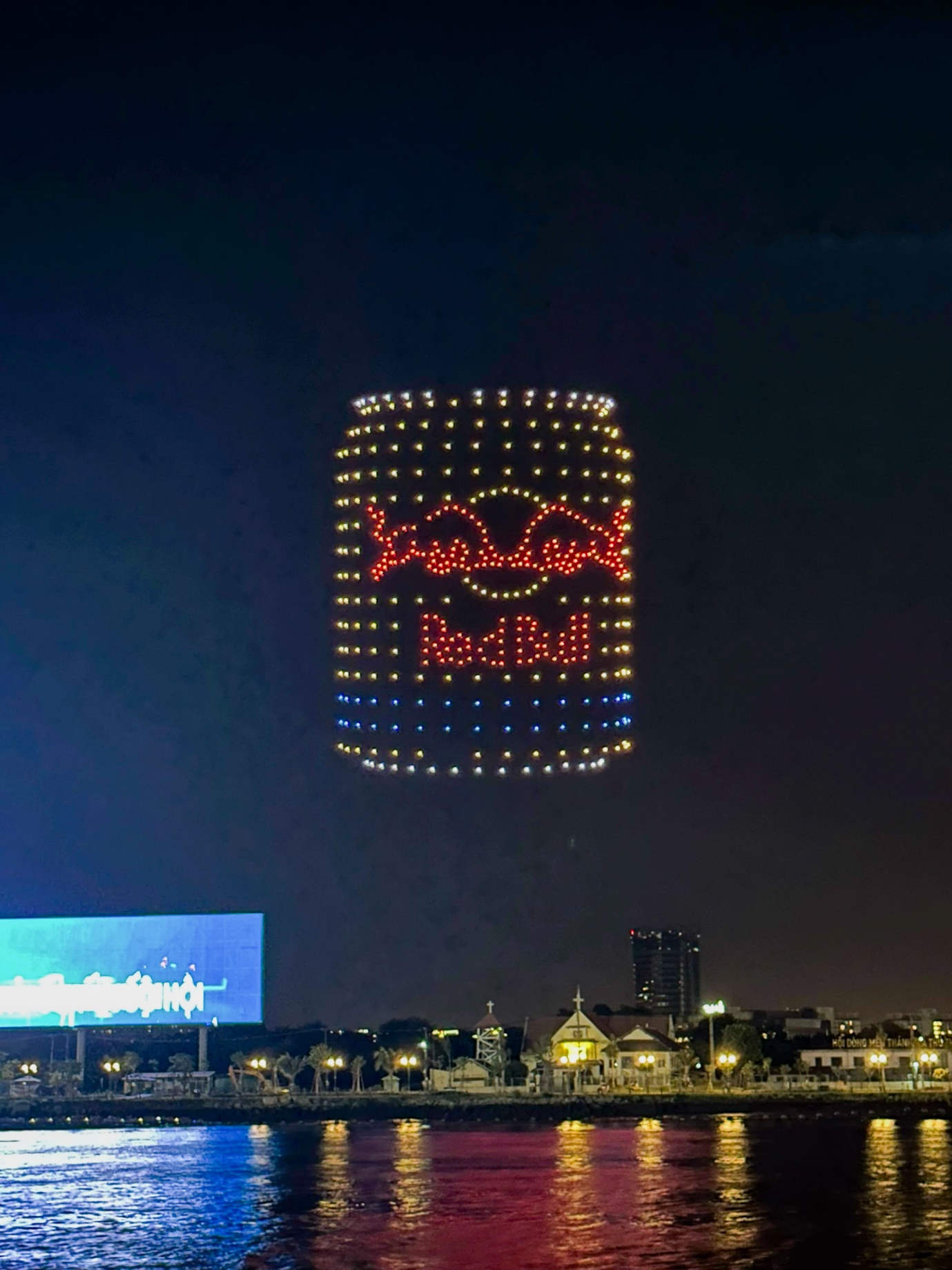 Drone show diễn ra dịp lễ 30/4 vừa qua tại TP. HCM với sự tham gia của hàng chục nghìn người