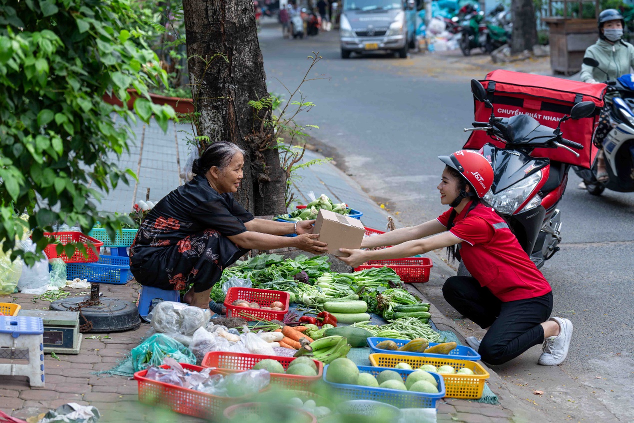 Sự ân cần và lễ phép giúp các shipper của J&T Express luôn “ghi điểm” trong mắt khách hàng