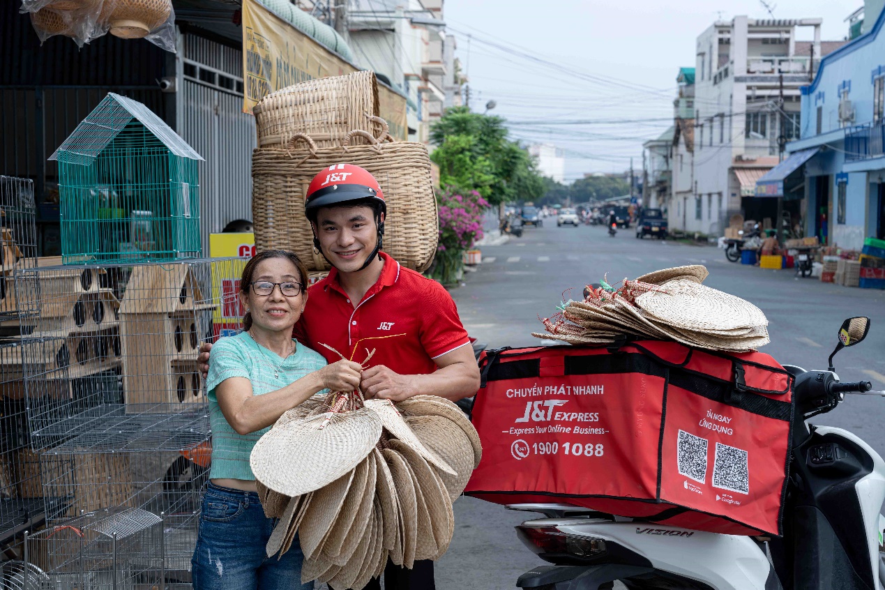 Khách hàng vui vẻ, hài lòng khi đón nhận món hàng được shipper giao chu toàn