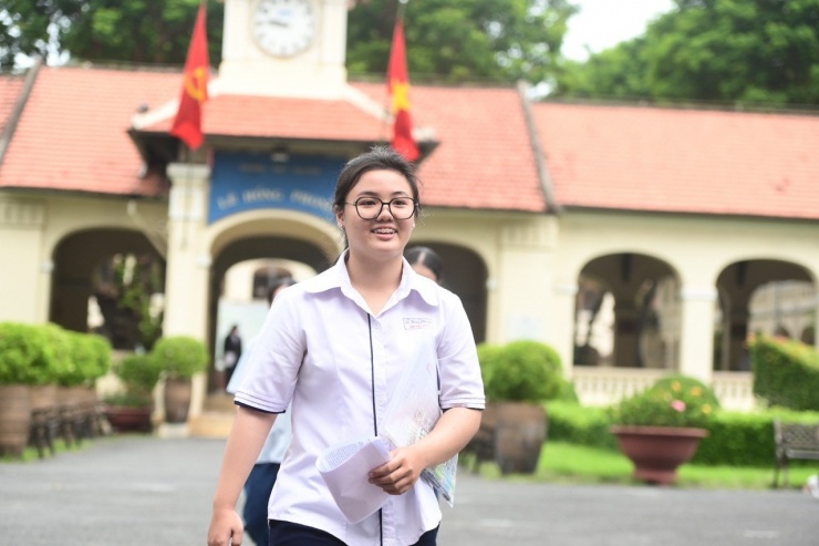  Thí sinh rời phòng thi sau ngày đầu tiên kỳ thi tốt nghiệp THPT 2024. Ảnh: Huế Nguyễn   
