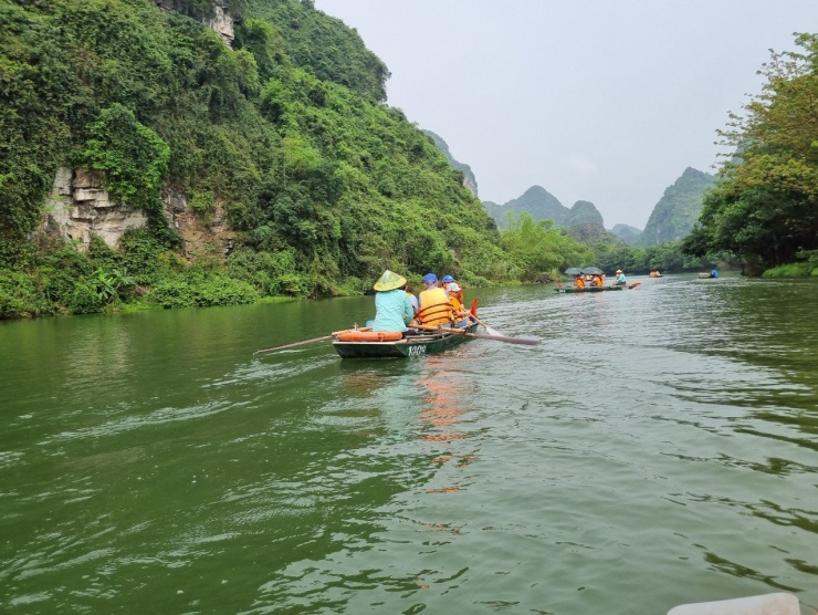 Thuyền đưa chúng tôi chiêm ngưỡng cảnh đẹp của Tràng An.