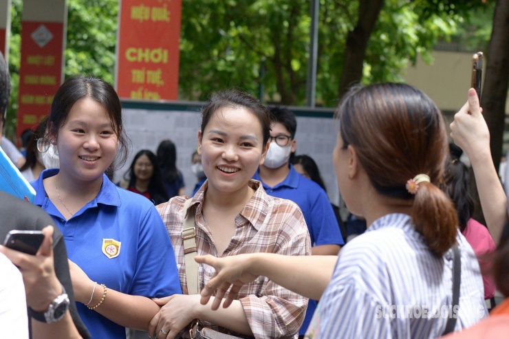 Ghi nhận của PV Báo Sức khoẻ và Đời sống tại điểm thi Trường THCS Nghĩa Tân (quận Cầu Giấy), sau khi tiếng trống hết giờ làm bài, nhiều thí sinh đã ùa ra cổng trường với tâm trạng vui mừng.