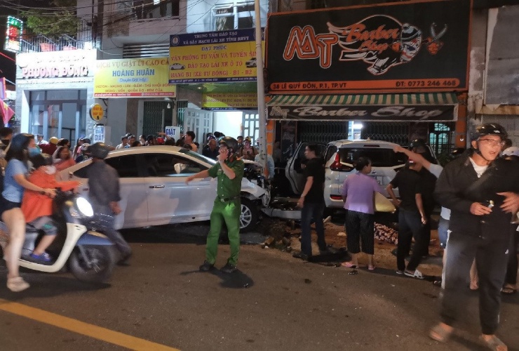 Hiện trường vụ ô tô tông nhiều xe máy khiến 2 người tử vong ở TP Vũng Tàu, tối 27/6. Ảnh: VTB