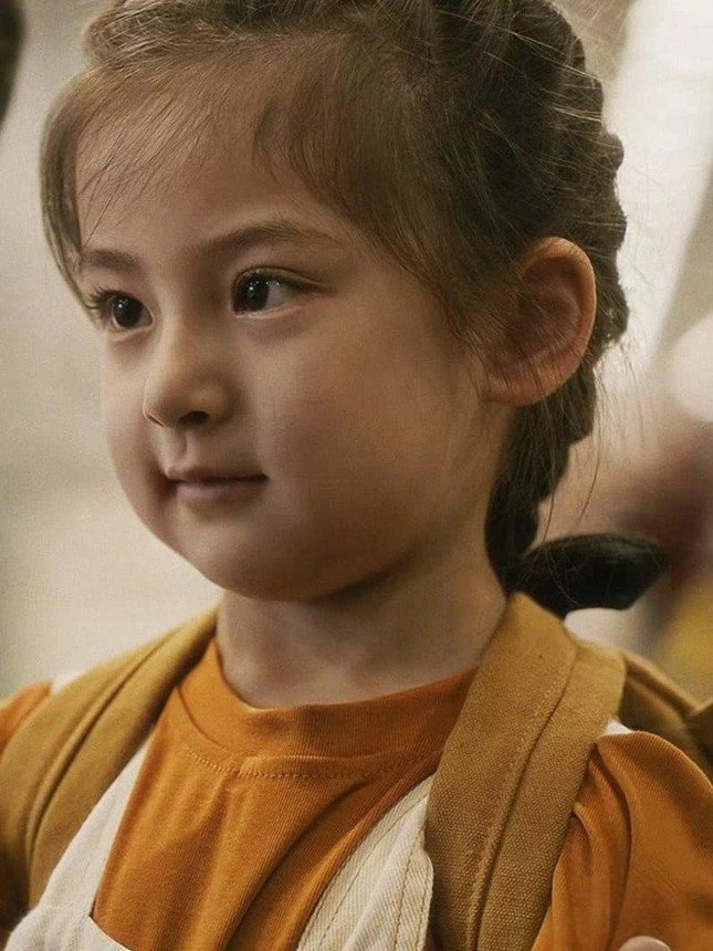 Cùng đóng vai con gái Lưu Diệc Phi, hai diễn viên nhí nhận phản ứng trái ngược - 3