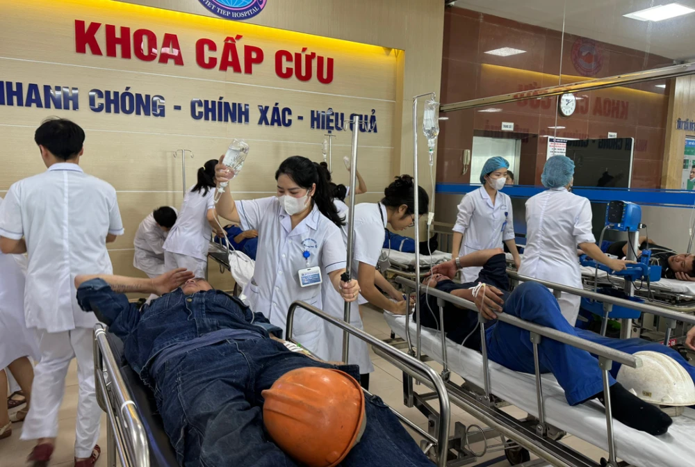 Bác sĩ Bệnh viện Hữu nghị Việt Tiệp cấp cứu cho các công nhân nghi do ngộ độc thực phẩm. Ảnh: CTV