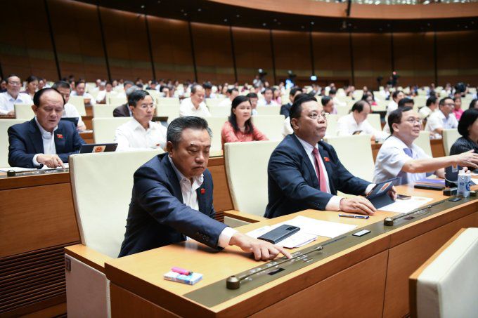 Chủ tịch UBND TP Hà Nội Trần Sỹ Thanh bấm nút thông qua Luật tại Quốc hội. Ảnh: Hoàng Phong