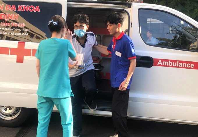 Gia Bảo đến điểm thi bằng xe cứu thương cùng y tá, sáng 28/6. Ảnh: Lệ Nguyễn
