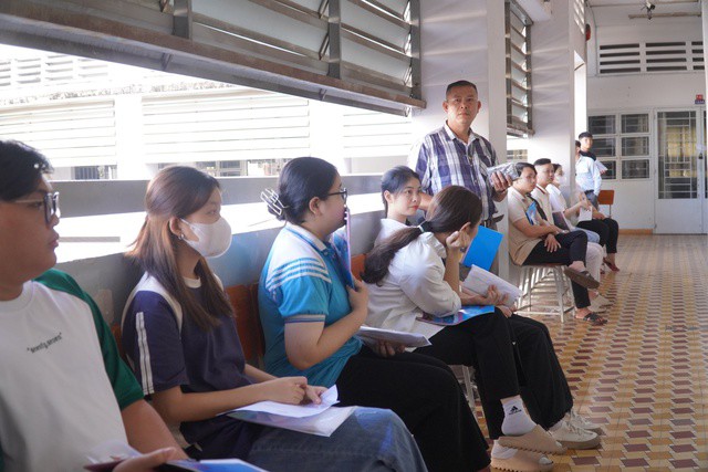 Sự xuất hiện của ông tại điểm thi khiến nhiều người chú ý