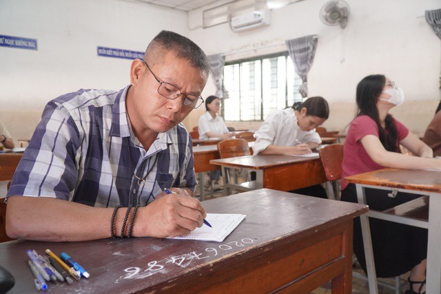Thí sinh U50 bước vào bài thi tổ hợp khoa học xã hội. Trong đó, ông chỉ dự thi 2 môn lịch sử và địa lý.