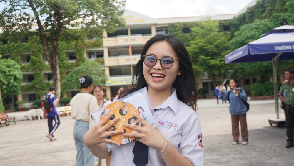 Bảo Trâm, học sinh Trường THPT Phú Nhuận tươi cười rạng rỡ sau khi kết thúc kỳ thi. Ảnh: NGUYỄN QUYÊN