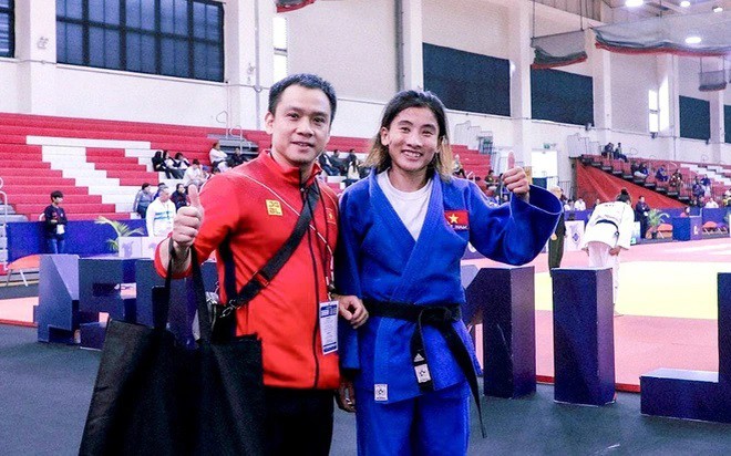 VĐV judo Hoàng Thị Tình (phải) giành tấm vé chính thức thứ 13 dự Olympic Paris 2024 cho thể thao Việt Nam.