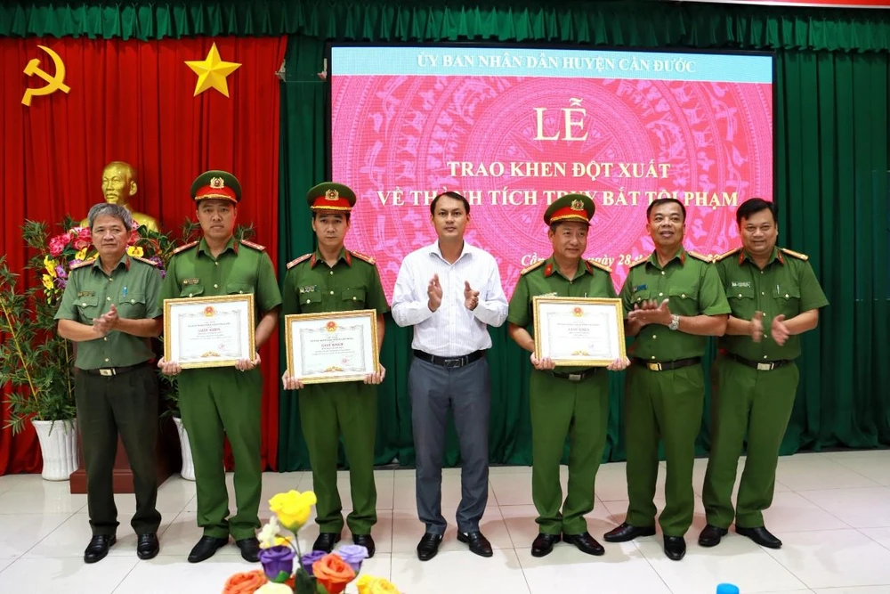 Ông Đào Hữu Tấn - Quyền Chủ tịch UBND huyện Cần Đước trao tặng giấy khen cho các tập thể và cá nhân đã có thành tích trong bắt nhanh nghi phạm. Ảnh: CA