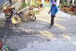 Ô tô - Clip: Máy cầy &quot;hất tung&quot; bác nông dân trên không