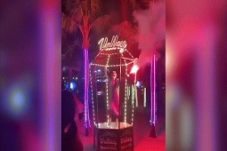 Tin tức trong ngày - Bị chê bikini phản cảm, vũ công bar bãi biển ở Hạ Long mặc áo chống nắng nhảy múa