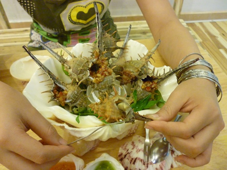 Thịt ốc có màu trắng đục, to tròn, cho vào miệng nhai từ từ sẽ cảm thấy vừa béo, vừa dai dai, giòn giòn, hương vị đậm đà khác hẳn với mùi vị của ốc mỡ.
