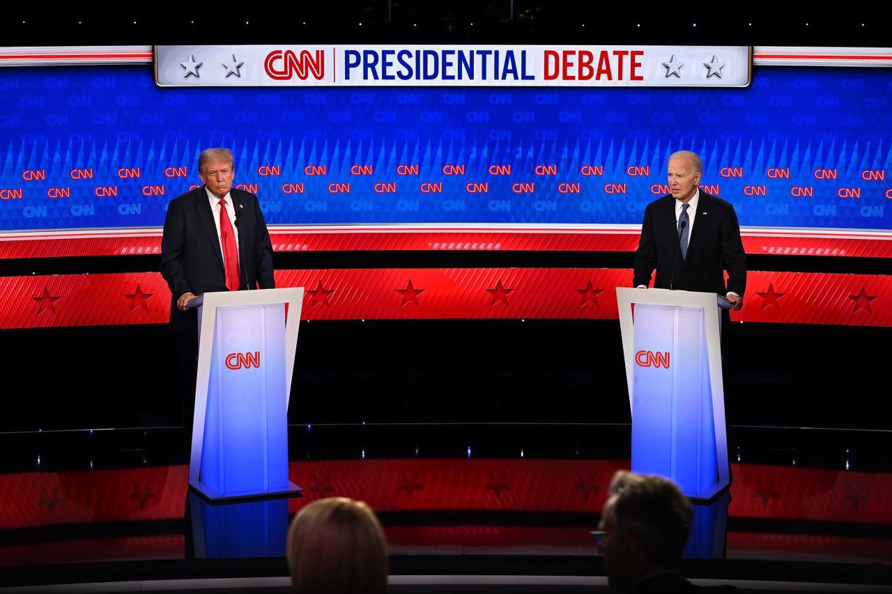 Ông Trump và ông Biden trong cuộc tranh luận trực tiếp. Ảnh: NBC News