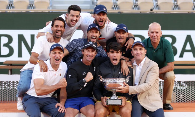 Alcaraz cũng thành công sớm khi có đội ngũ hỗ trợ đông đảo, chuyên nghiệp