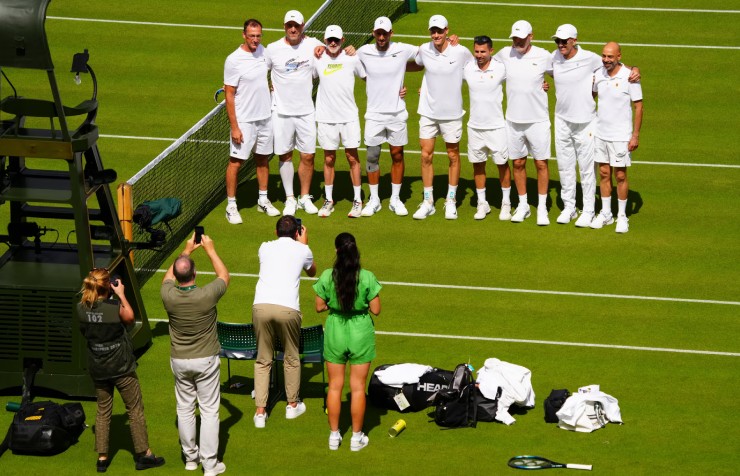 Djokovic và Sinner chụp ảnh cùng đội của họ sau khi cùng nhau tập luyện tại sân trung tâm Wimbledon 27/6/2024