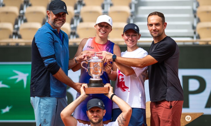 Swiatek cùng HLV Tomasz Wiktorowski (đội mũ, bên trái), nhà tâm lý học Daria Abramowicz (mũ đen, bên phải), và HLV thể lực Maciej Ryszczuk (đội mũ, dưới), ăn mừng chức vô địch Roland Garros 2024